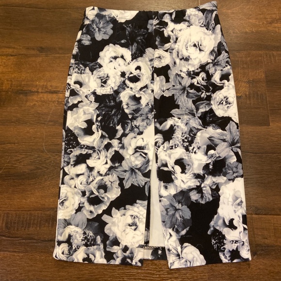 New SHILLA ROSE PRINT PENCIL SKIRT BLACK & WHITE SZ S - Picture 4 of 10